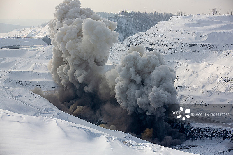 露天煤矿爆破图片素材