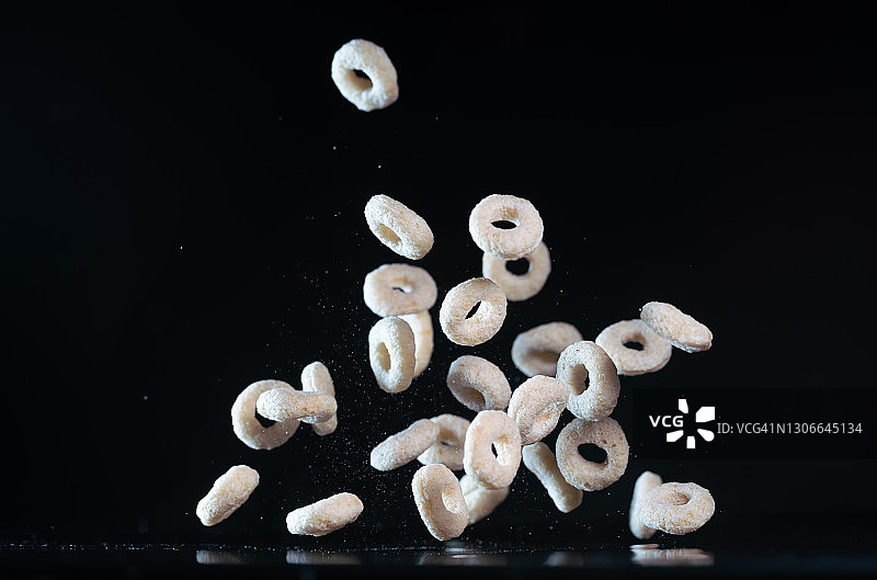 麦田圈早餐在空中飞舞，高速同步拍摄图片素材