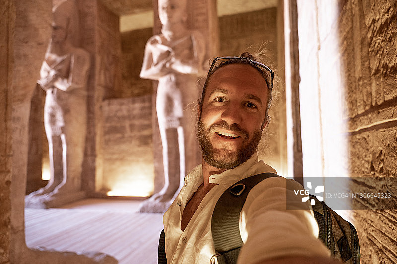 在埃及旅行的男人在古庙内自拍图片素材