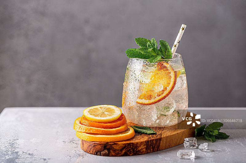 碎冰薄荷橙子柠檬特调鸡尾酒图片素材