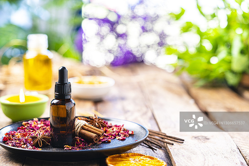 芳香疗法：木桌上的精油瓶，留白图片素材