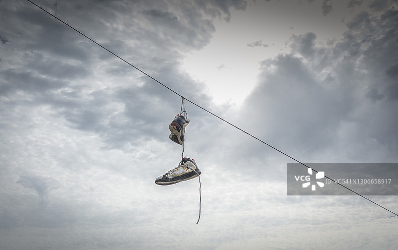 电线上的运动鞋图片素材