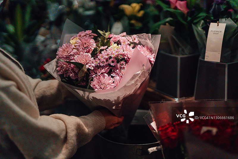 在商店购买花束图片素材
