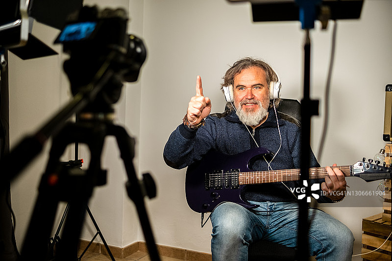 男人直播教授电吉他课程图片素材