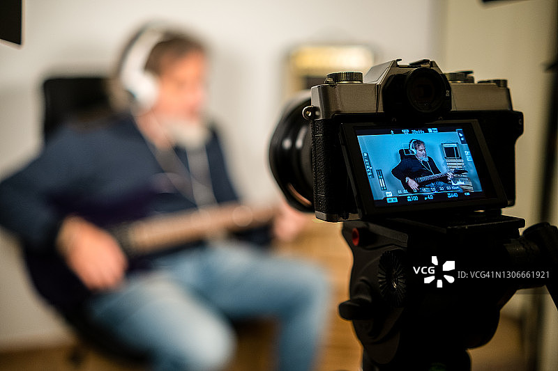 男人直播教授电吉他课程图片素材