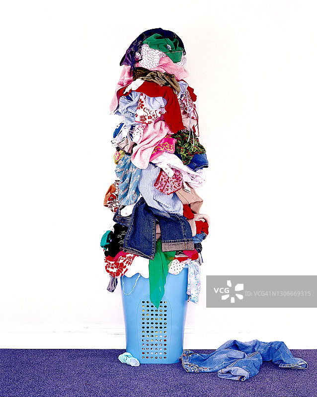 堆积的待洗衣物图片素材