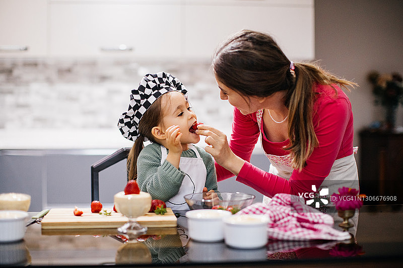 我们烘焙时非常开心图片素材