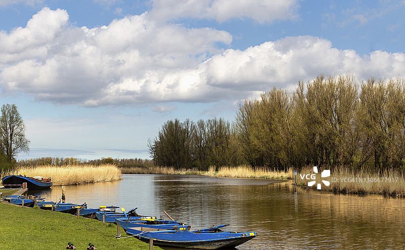 在荷兰南荷兰省Het Groene Hart（绿心）风景低地系泊的划艇图片素材