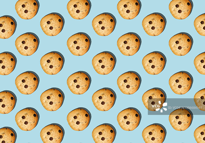 淡蓝色背景上的自制巧克力饼干图案图片素材