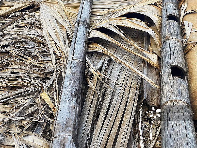 竹条和干棕榈叶的干条特写和背景图片素材