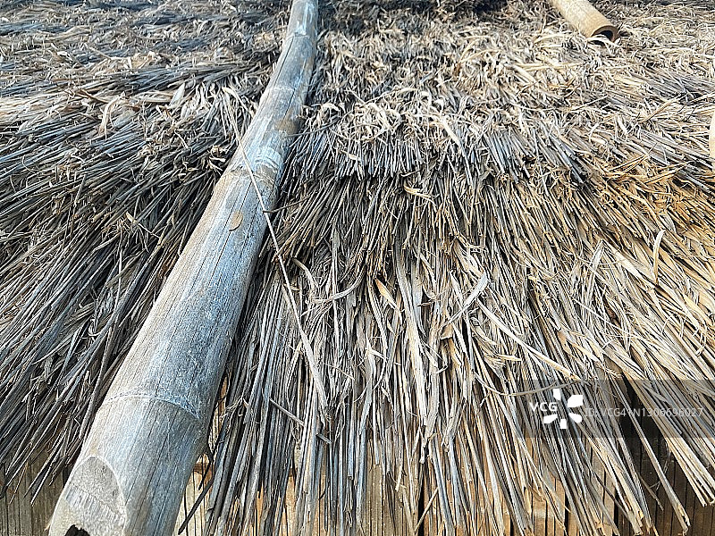 山地部落房屋的屋顶局部图片素材