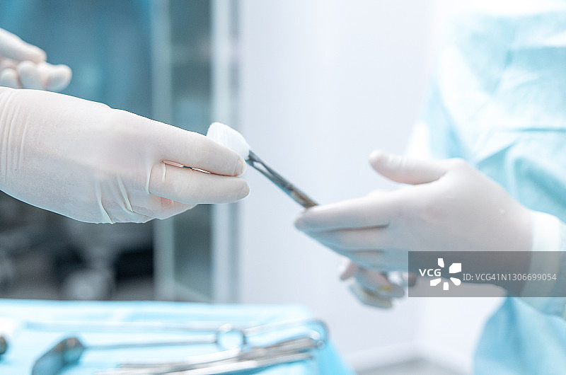 外科医生和护士在手术室里拿着医疗器械图片素材