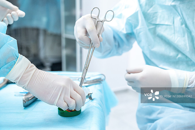 外科医生和护士在手术室里拿着医疗器械图片素材