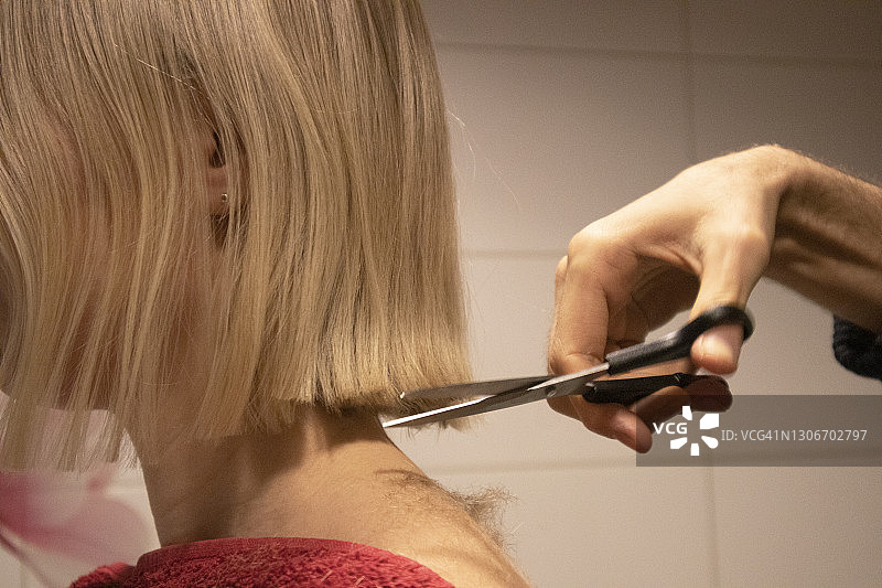 隔离期间男人给朋友理发图片素材