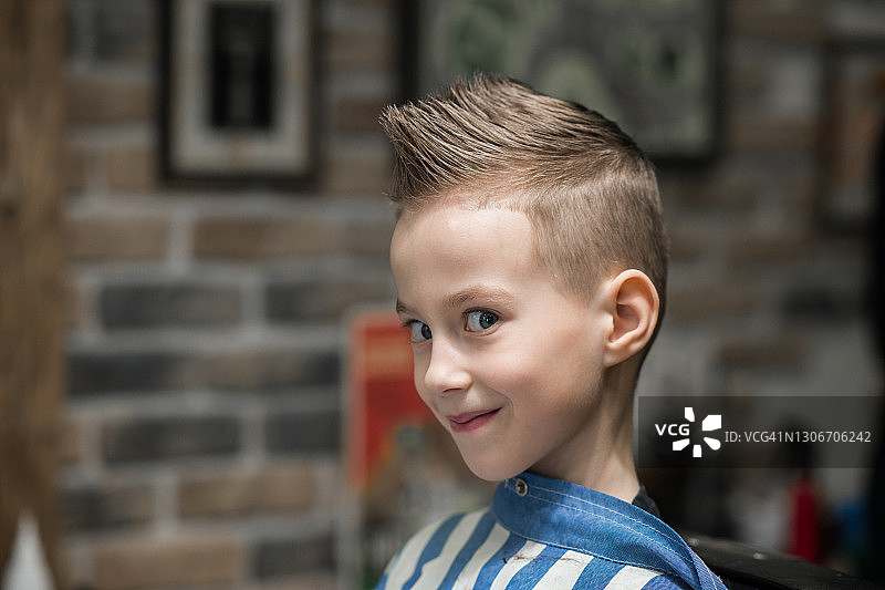 在理发店理发的可爱男孩图片素材