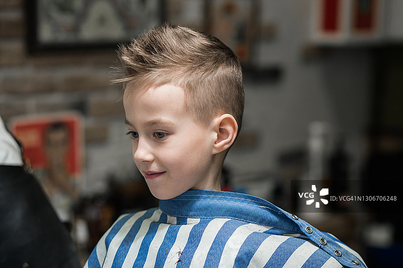 在理发店理发的可爱男孩图片素材