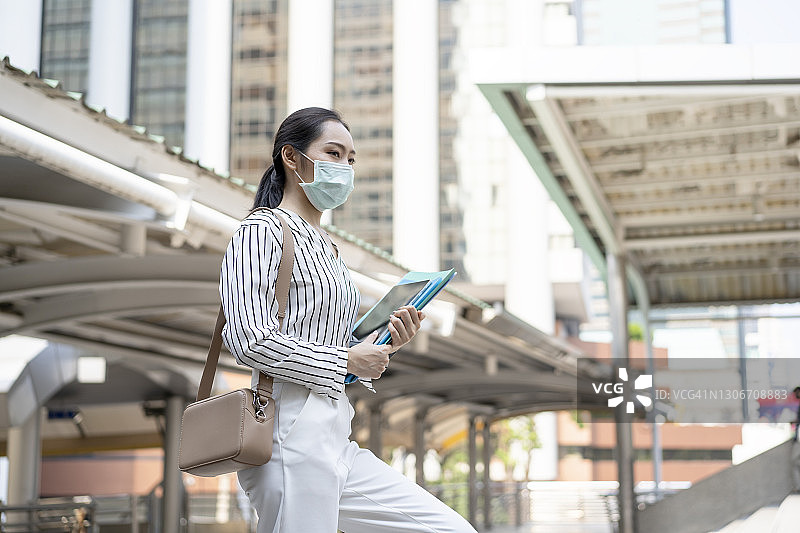 戴口罩的商务女人图片素材