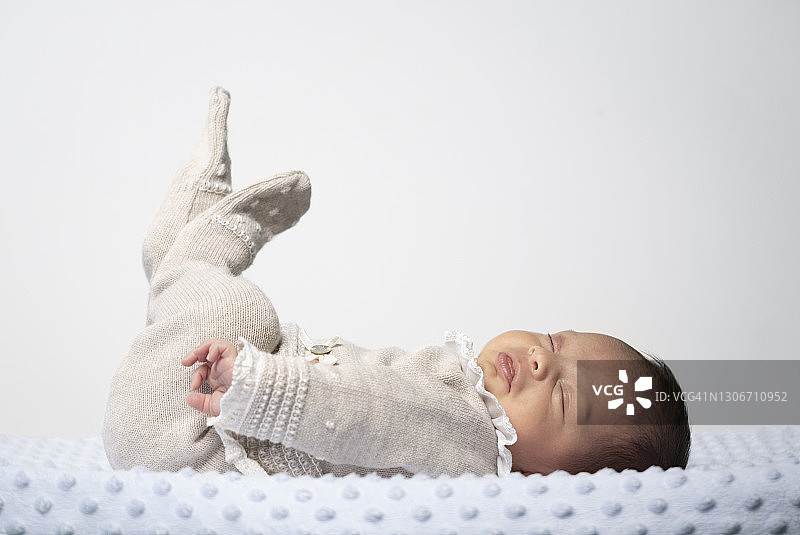 宝宝面朝上睡觉图片素材