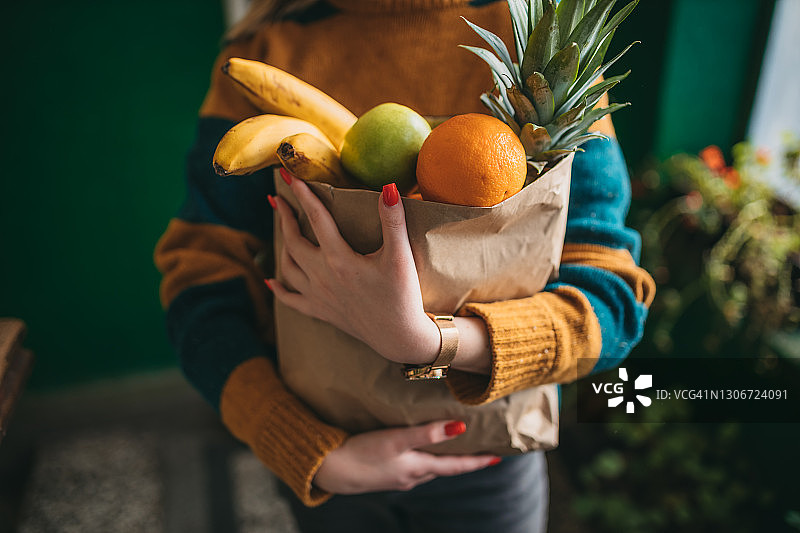 装有蔬菜和水果的纸袋特写图片素材