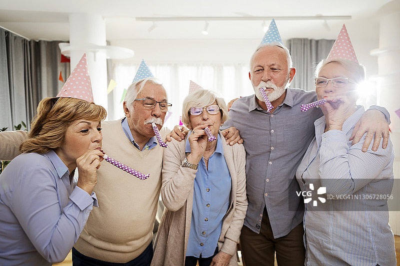 和朋友一起过生日真开心图片素材