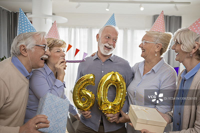 年长的男人和最好的朋友一起庆祝60岁生日图片素材