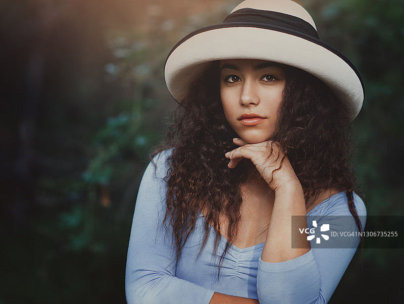 戴帽子的神秘青少年在户外图片素材