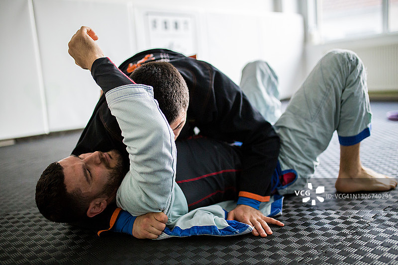 正在进行柔术训练的两名男子图片素材