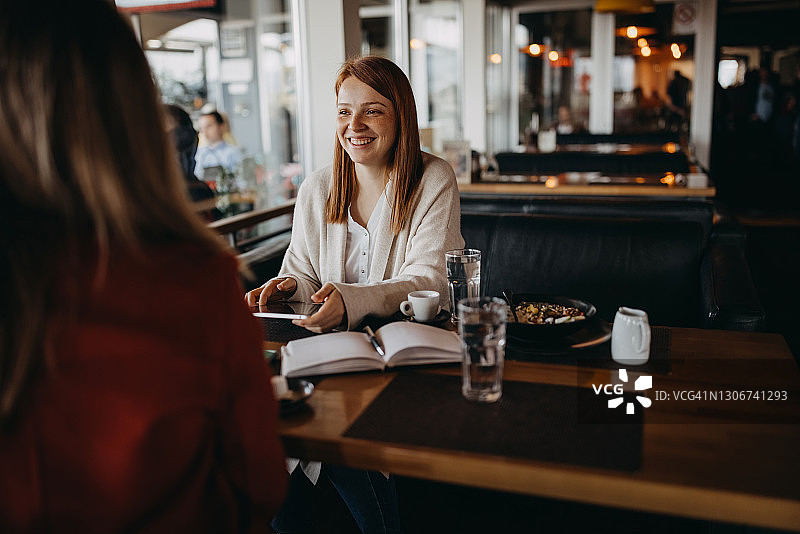 女商人们在咖啡馆开会图片素材