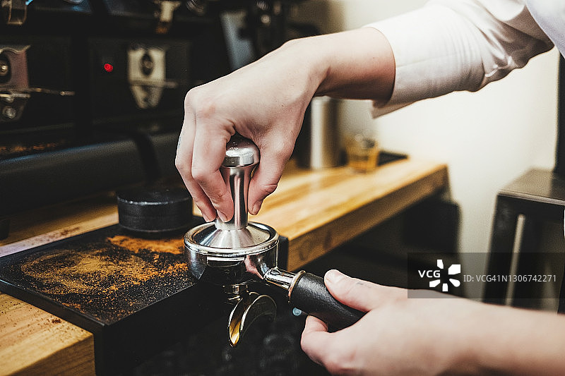 困倦的年轻女子在咖啡馆开始她的新工作，担任咖啡师图片素材