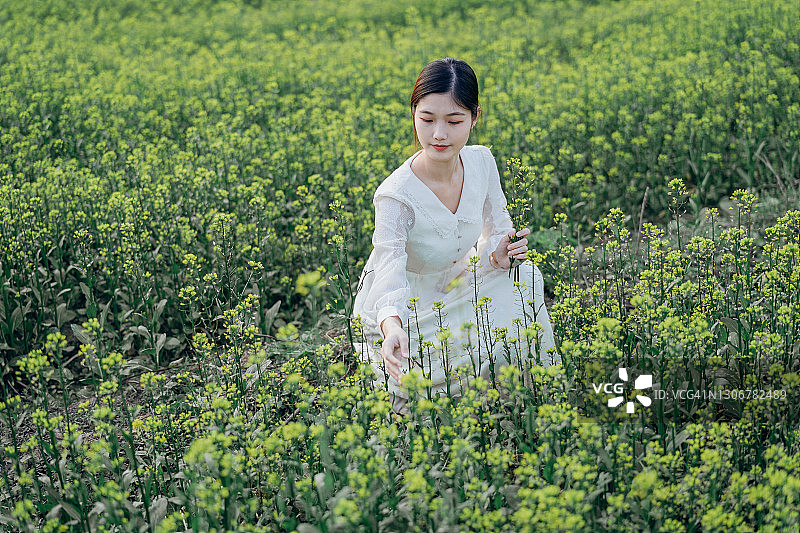 女孩炼金术士图片素材