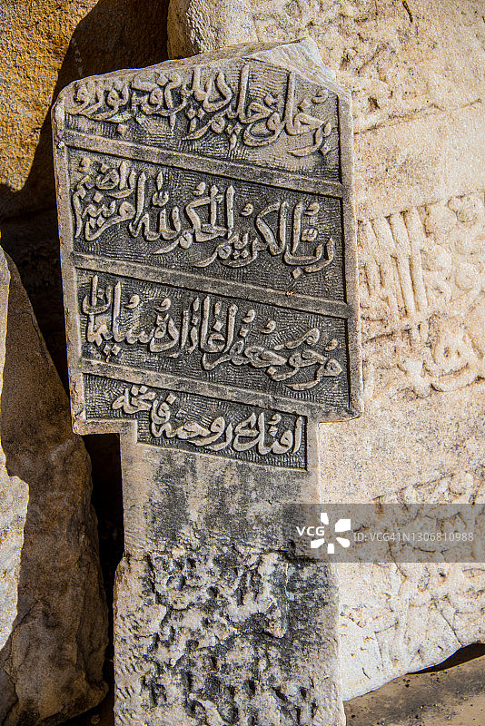 土耳其伊兹密尔，伊萨贝清真寺的奥斯曼墓碑与阿拉伯书法图片素材