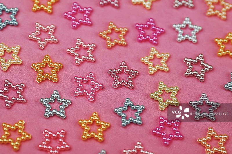 粉色背景上的闪耀星星图片素材