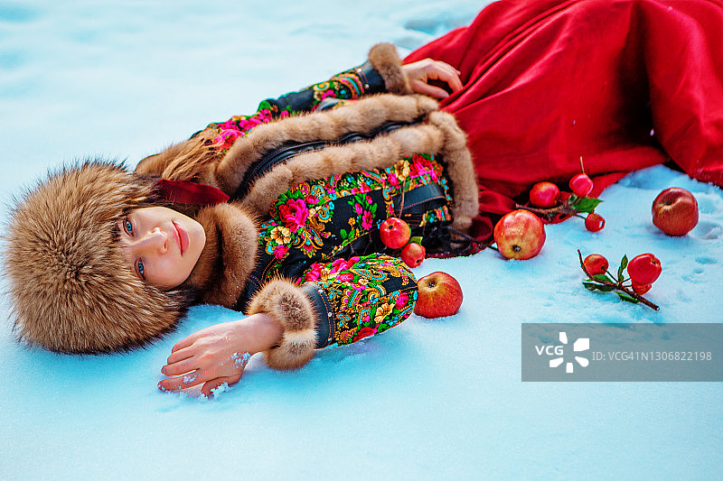 在荷兰乡村雪地里的年轻俄罗斯女子图片素材