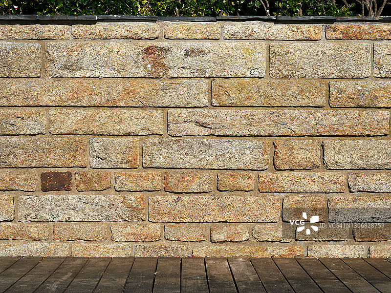 法国带石墙、木地板和植物的户外露台图片素材