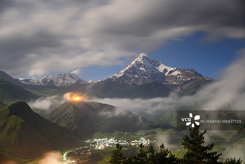 格鲁吉亚卡兹别克山夜景，海拔5054米，位于高加索山脉图片素材