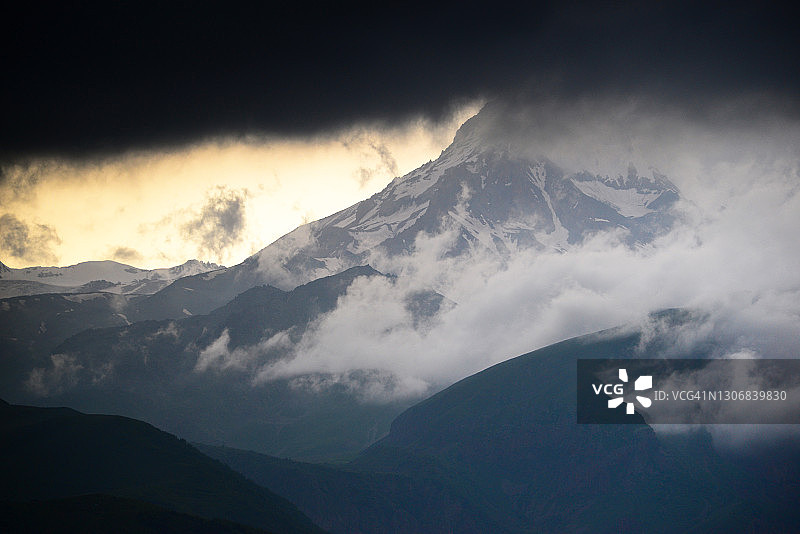 14世纪茨明达萨梅巴教堂，位于格鲁吉亚卡兹别吉市海拔2200米处，背景是高加索山脉的卡兹别克山（海拔5054米）图片素材