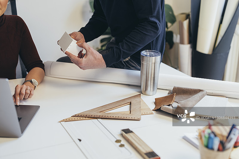 两位年轻的建筑师一起设计新作品图片素材