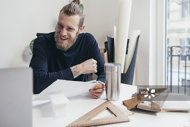 年轻的建筑师在办公室里从事新项目工作图片素材