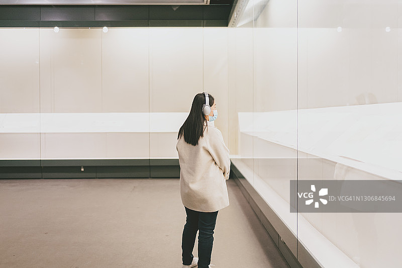 亚洲女孩在美术馆欣赏画作图片素材