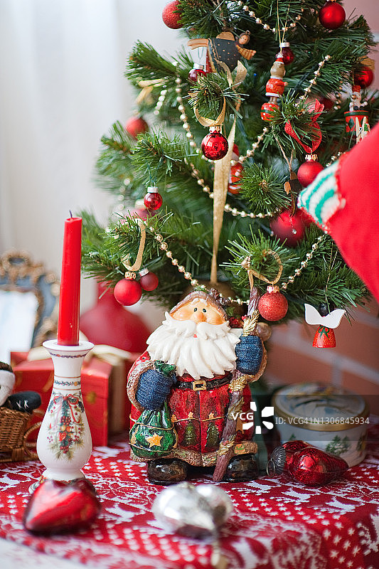 圣诞装饰：玩具和花环装饰的节日圣诞树照片图片素材