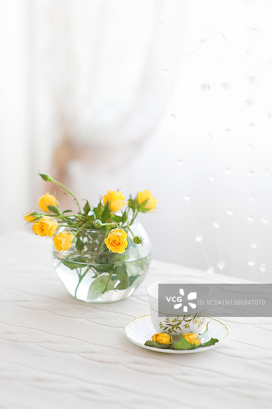 窗边花瓶里的精致黄色玫瑰摄影图片素材