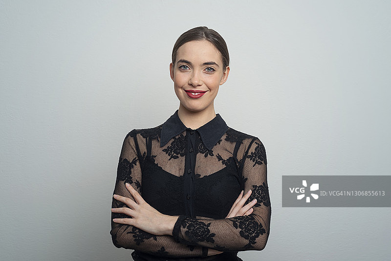 秀发后梳的漂亮女人图片素材