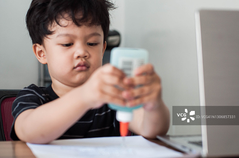 东南亚男童在电子学习课堂上用蛋壳和颜料进行艺术创作图片素材