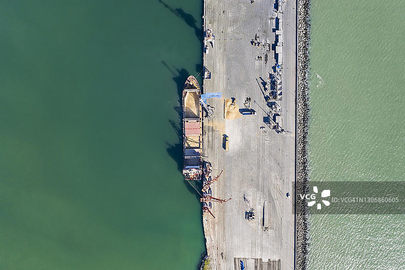 港口内敞开货舱装载出口小麦的货船图片素材