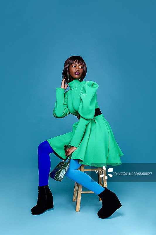 身穿绿色连衣裙的时尚女性图片素材