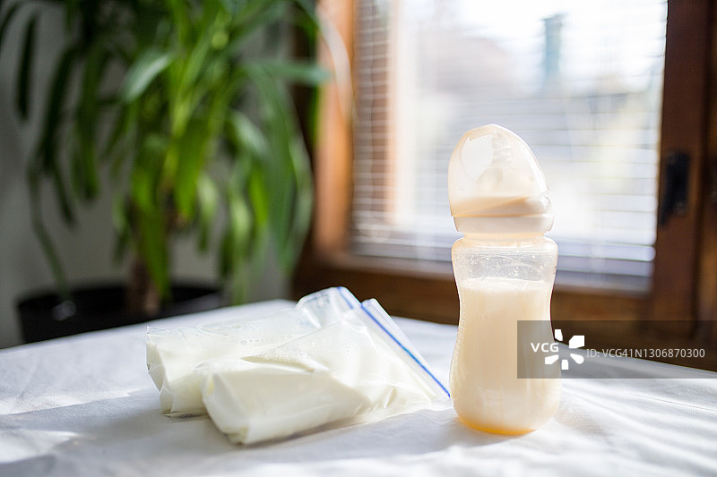 自动吸奶器与母乳图片素材