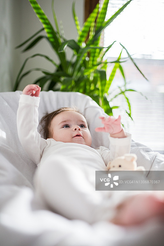 在毯子上的可爱小宝宝图片素材