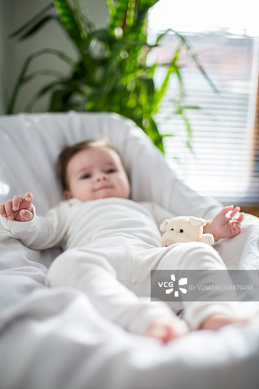 在毯子上的可爱小宝宝图片素材