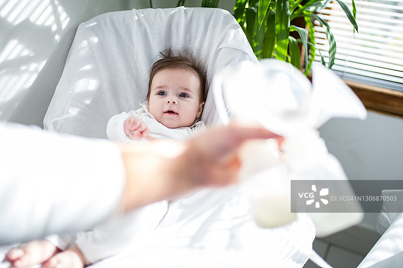 母乳——新生儿最健康的食物图片素材