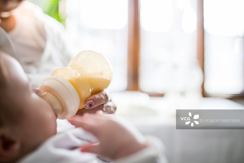 母亲喂她的女宝宝图片素材